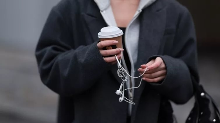 Italian Manicure: Το trick για να βάφεις τα νύχια σου και να δείχνουν αμέσως πιο μακριά