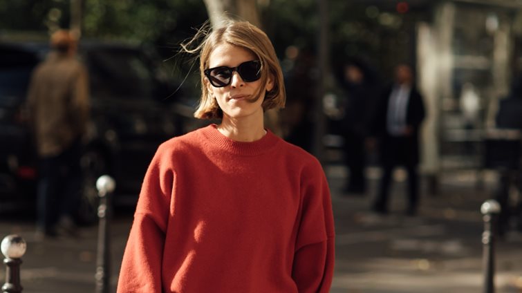 5 Γαλλίδες σού δείχνουν πώς να φορέσεις το πουλόβερ στο γραφείο