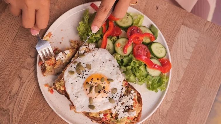 7 λάθη στο πρωινό που βλάπτουν το έντερο, σύμφωνα με γαστρεντερολόγο