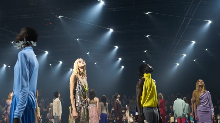 Valentino SS26: Οι "πυγολαμπίδες" του Alessadro Michele είναι το φωτεινό μέλλον της μόδας;