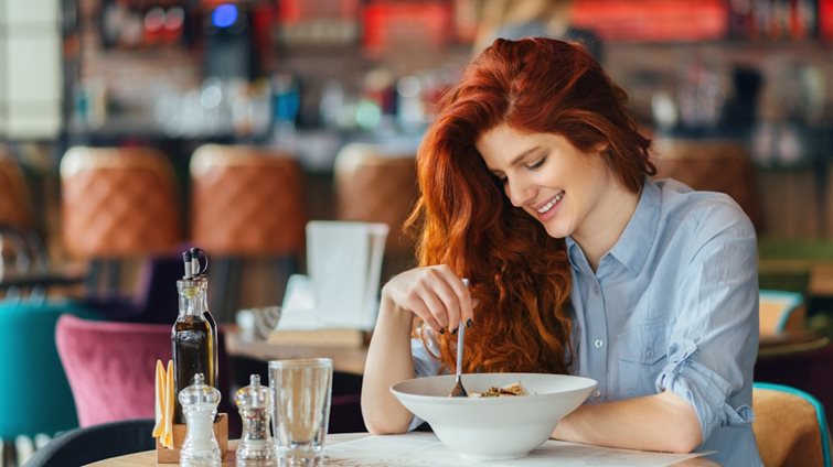 Κάνεις δίαιτα αλλά έχεις έξοδο με φίλους; Αυτό είναι το ιδανικό πιάτο που θα επιλέξεις στο εστιατόριο