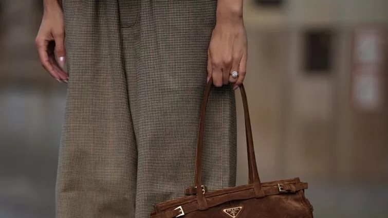 Chrome Tips: Η λαμπερή ανατροπή στο γαλλικό μανικιούρ που θα βλέπεις παντού φέτος τις γιορτές