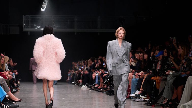 Γιατί τα corporate looks κυριαρχούν στις πιο πρόσφατες runway collections;