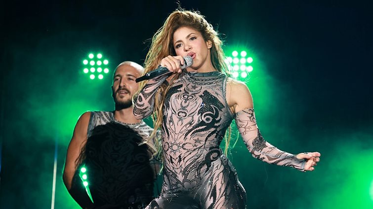 Αυτή είναι η προπόνηση της Shakira για γυμνασμένους κοιλιακούς και επίπεδη κοιλιά