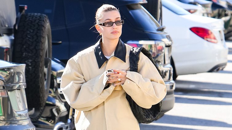 Get inspo: Η Hailey Bieber επιβεβαιώνει την επιστροφή αυτού του 90s sneaker