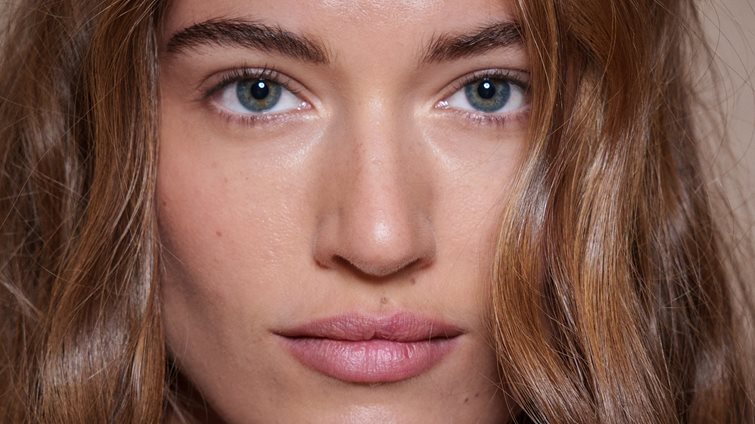 Αυτό είναι το μεγαλύτερο λάθος που κάνουν οι πιο πολλές γυναίκες όταν εφαρμόζουν την κρέμα των ματιών τους