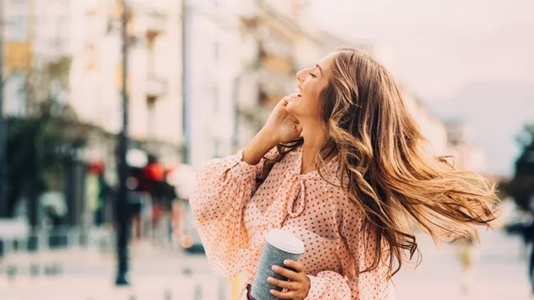 Το αθώο hair habit που καταστρέφει την τρίχα χωρίς να το καταλαβαίνεις