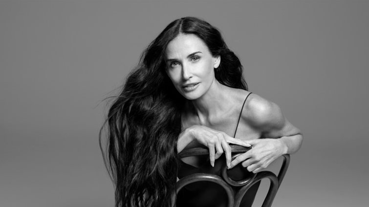 Η Demi Moore γίνεται η νέα μούσα για το πιο iconic brand περιποίησης μαλλιών