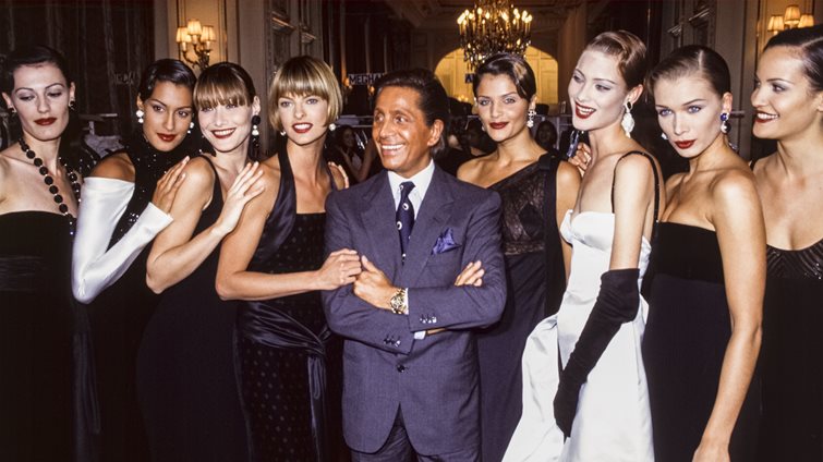 Valentino Garavani: Οι εμφανίσεις των διασήμων με την υπογραφή του "τελευταίου αυτοκράτορα" που έμειναν στην ιστορία