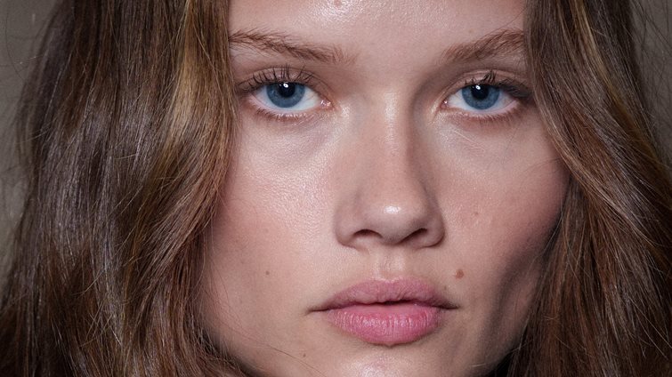 2 skincare συνήθειες που αν ακολουθείς από τα 30 θα έχεις πιο νεανικό δέρμα στα 60