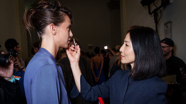 Το λάθος στο μακιγιάζ που μπορεί να σε δείξει κουρασμένη