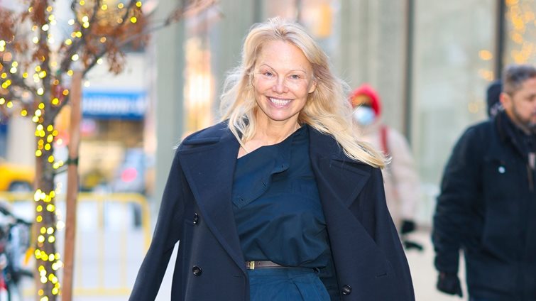 Pamela Anderson: Άφησε το ξανθό χρώμα και ανανέωσε ριζικά το look της
