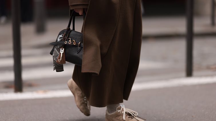 Βρήκαμε το viral stylish ζευγάρι sneakers που θα σε γεμίσει κομπλιμέντα