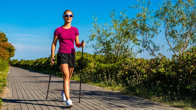 Τι είναι το Νordic walking που σε βοηθά να κάψεις έως και 30% περισσότερες θερμίδες σε σύγκριση με το περπάτημα