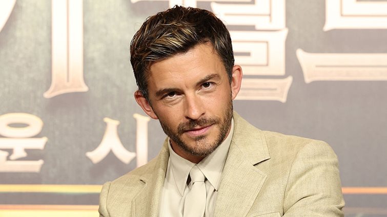 Jonathan Bailey:  5+1 πράγματα που δεν ήξερες για τον "πιο σέξι άντρα στον κόσμο"