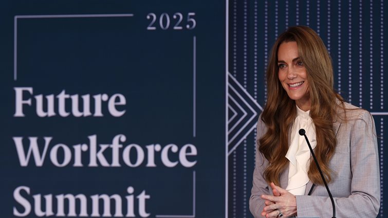 Kate Middleton: Με γκρι κοστούμι και statement πουκάμισο στο Future Workforce Summit