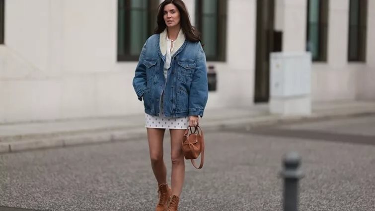 Το διαχρονικό denim jacket είναι σε έκπτωση στην Marks & Spencer: Το απόλυτο must-have της άνοιξης