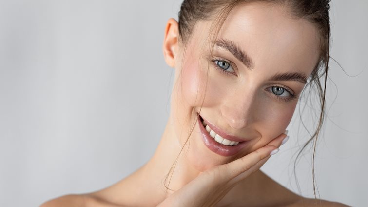 Αυτό το φυσικό συστατικό σβήνει τις καφέ κηλίδες και εξαφανίζει τις λεπτές γραμμές