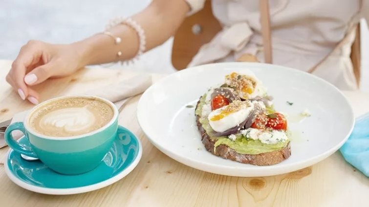 "Δεν πεινάω το πρωί": Τι μπορεί να σημαίνει η πρωινή έλλειψη όρεξης για την υγεία σου;