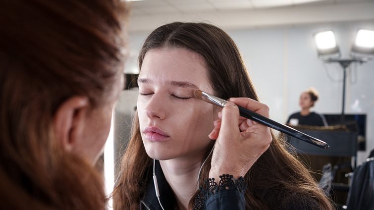Snowflake Shadow: Το make-up trick που αξίζει να δοκιμάσουμε για το μακιγιάζ των ματιών στις γιορτές
