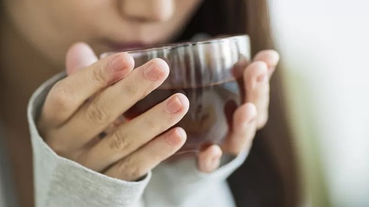 Πίνεις τσάι rooibos; Δες γιατί οι ειδικοί λένε ότι κάνει καλό στο έντερο και στην πέψη