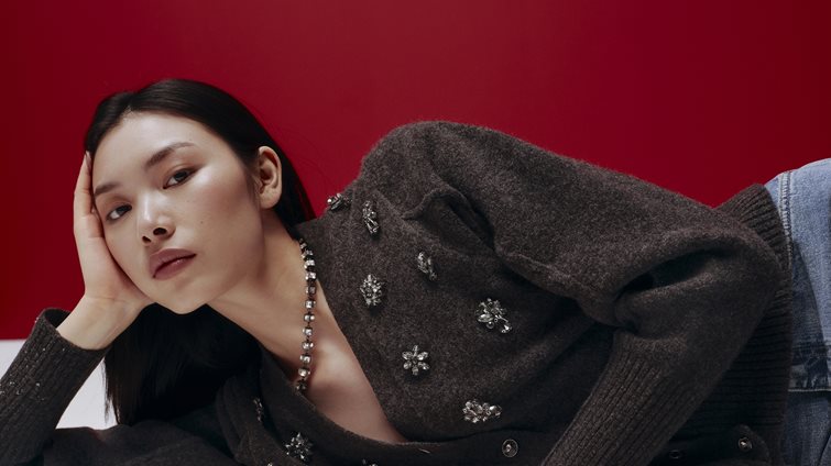 Ήρεμη δύναμη: Πώς το πουλόβερ με λάμψη θα σου χαρίσει τα πιο εντυπωσιακά λουκ αυτό τον χειμώνα