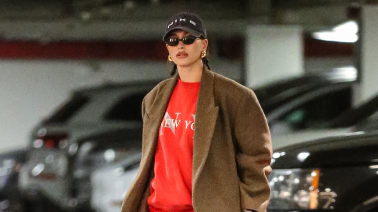Do it like Hailey: Το cool look με φούτερ που θέλουμε κι εμείς να αντιγράψουμε