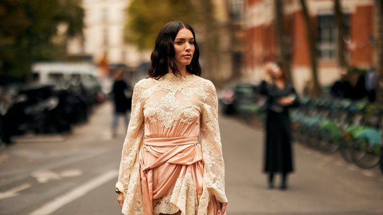 Θα βγεις το ΣΚ; Αυτό το sexy-chic lace top είναι η ιδανική επιλογή