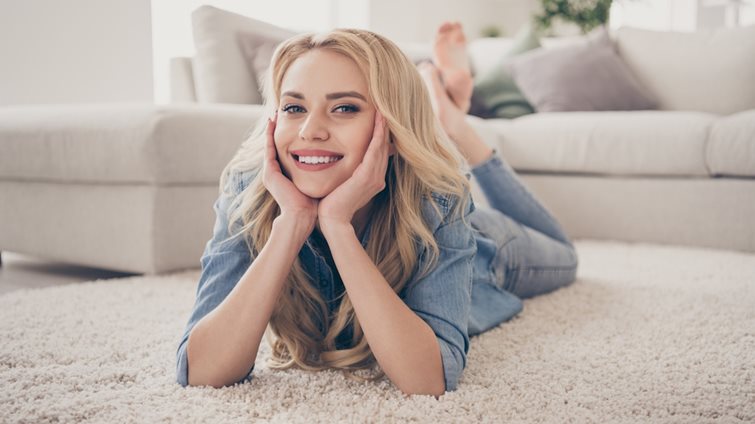 Πες αντίο σε αυτό το χαλί: Με τι θα το αντικαταστήσεις για ένα μοντέρνο σαλόνι;