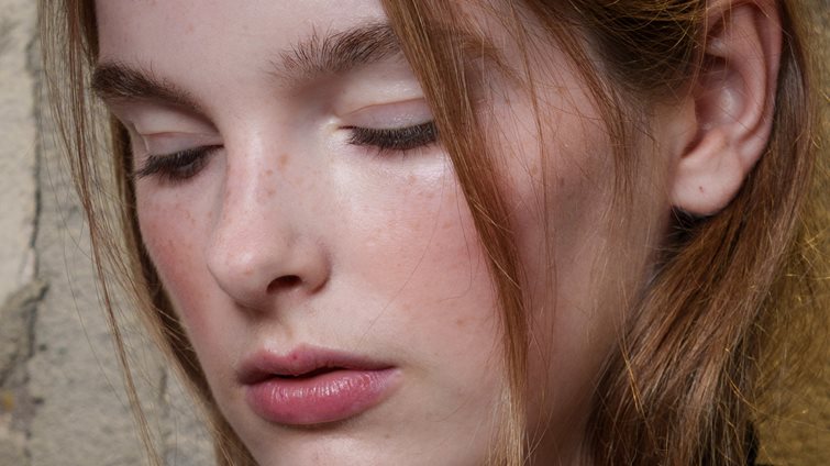 Η υπερβολική χρήση καλλυντικών βλάπτει το δέρμα τελικά;