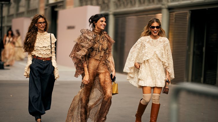 Πώς θα φροντίσεις τα σατέν ρούχα; Τα tips για να τα διατηρήσεις σαν καινούρια