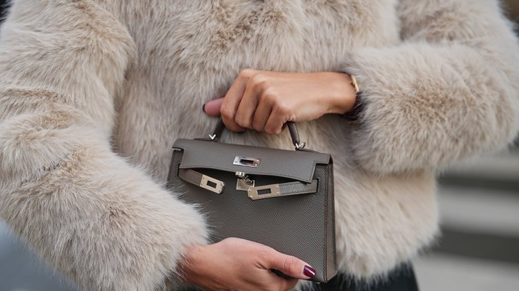 Cat eye nails: Η απόλυτη τάση στο μανικιούρ που πρέπει να δοκιμάσεις για τις γιορτές