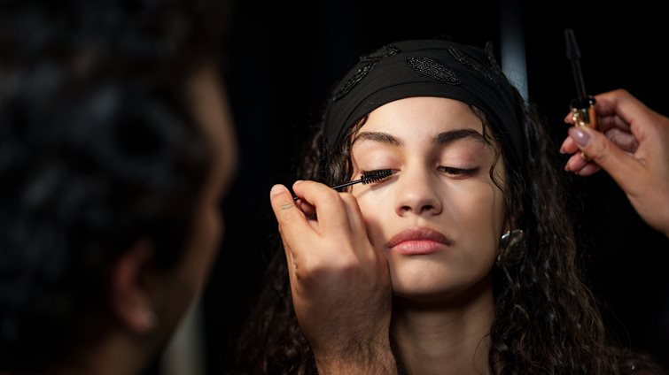 H πιο εύκολη καθημερινή συνήθεια για πιο μακριές και "δυνατές" βλεφαρίδες