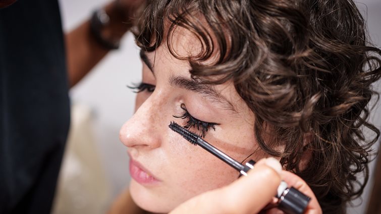 Mascara Hack: Πώς μπορείς να αφαιρέσεις εύκολα και γρήγορα μια αδιάβροχη επιλογή