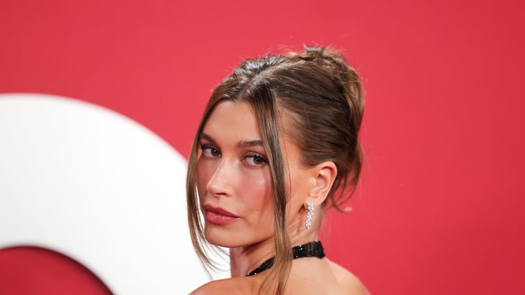 H Hailey Bieber με το κούρεμα που λατρεύουν τα πιο stylish girls