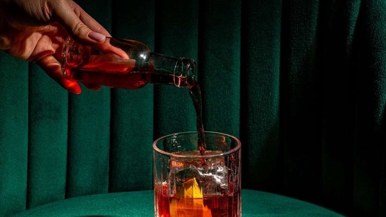 Πώς η Αθήνα λάτρεψε τη συνήθεια του aperitivo