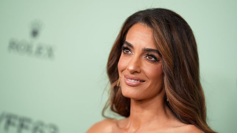 Bubble Blowout: Το νέο chic κούρεμα της Αmal Clooney