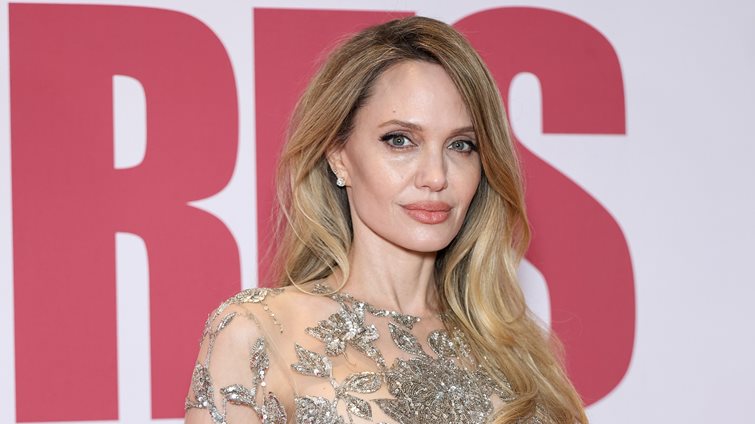 Angelina Jolie: Η λαμπερή εμφάνιση στo red carpet με διάφανο φόρεμα