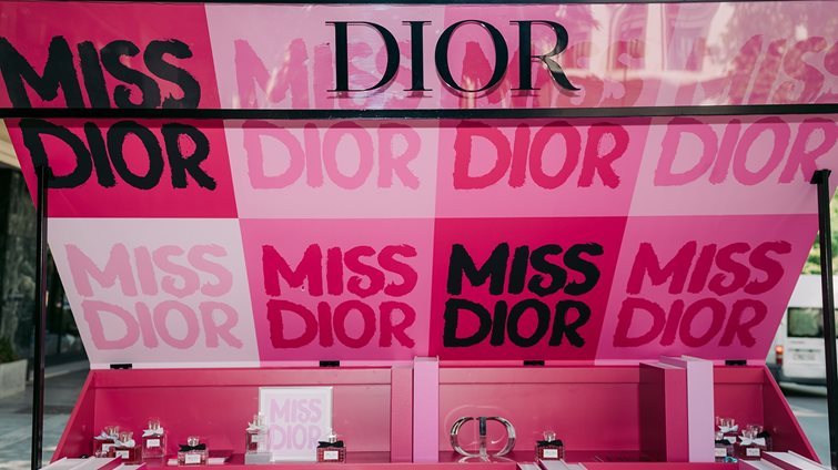 Miss Dior Essence Pop Up: Ο απόλυτος προορισμός για να ανακαλύψουμε τη νέα αρωματική δημιουργία του οίκου Dior