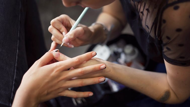 Plaid Nails: Η stylish τάση στο μανικιούρ που κάνει comeback και φέτος το χειμώνα