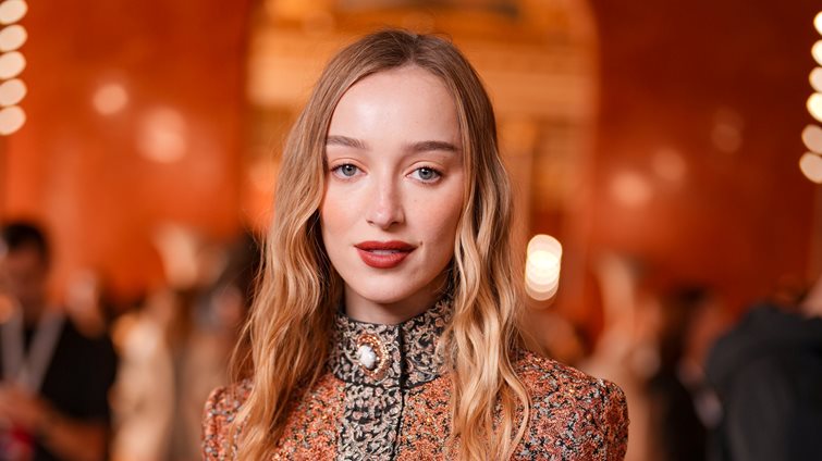 Phoebe Dynevor: Η μεγάλη αλλαγή στα μαλλιά της με το κούρεμα που λατρεύουν όλα τα "it girls" τώρα