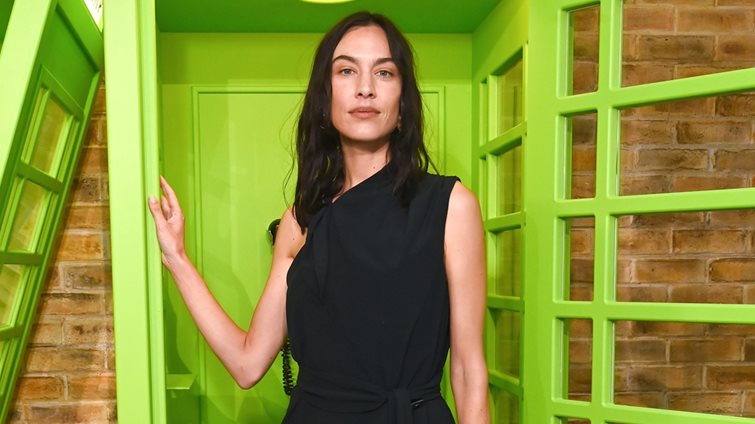 Η Alexa Chung φόρεσε το jacket που κάθε fashionista θα έχει στην ντουλάπα της το φθινόπωρο