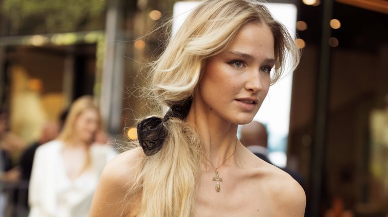 New Year's Eve Hair: 2 κομψά χτενίσματα που αξίζει να υιοθετήσεις στο ρεβεγιόν της Πρωτοχρονιάς