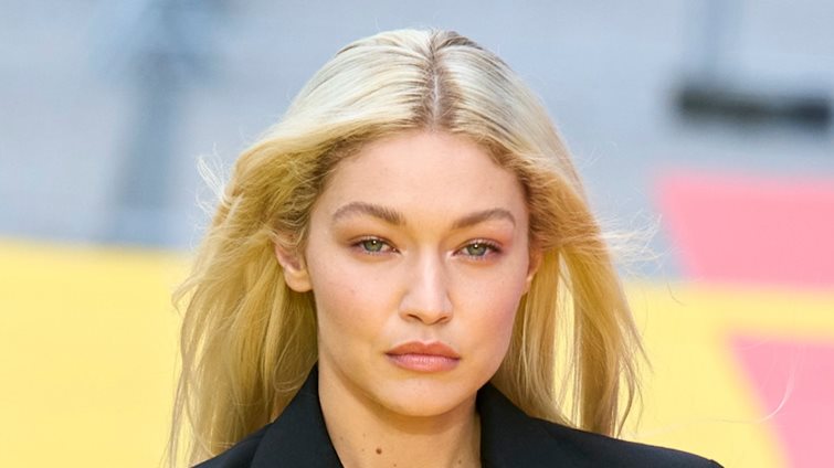 Το νέο edgy look της Gigi Hadid με μαύρα μαλλιά