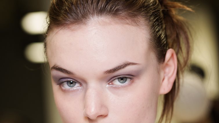 Λεπτές γραμμές στο πρόσωπο: Το εύκολο tip για να τις μειώσεις αισθητά