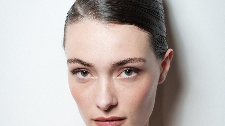 Αυτό το serum ενεργοποιεί τη σύσφιξη της επιδερμίδας, ανασηκώνει το περίγραμμα και προσφέρει εφέ lifting