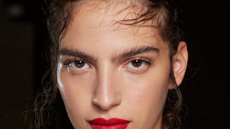 Red Crush: 12 φλογερά beauty items που ερωτευτήκαμε στις φετινές γιορτές