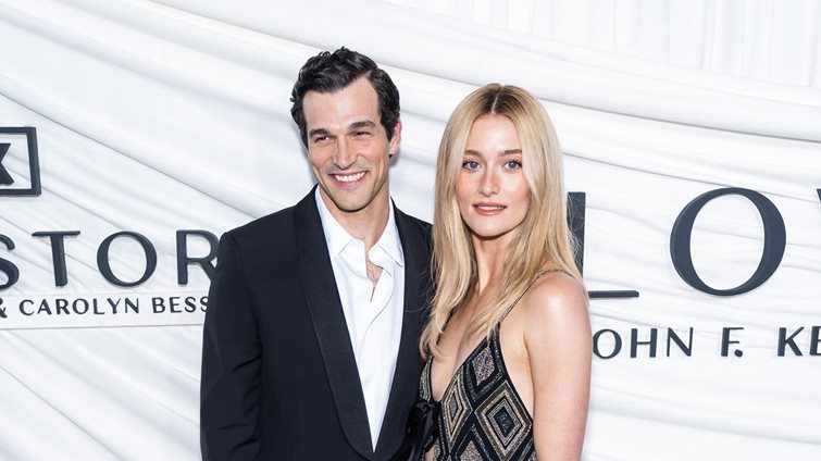 Sarah Pidgeon: Στην πρεμιέρα της σειράς "Love Story" με εντυπωσιακή τουνίκ από φτερά