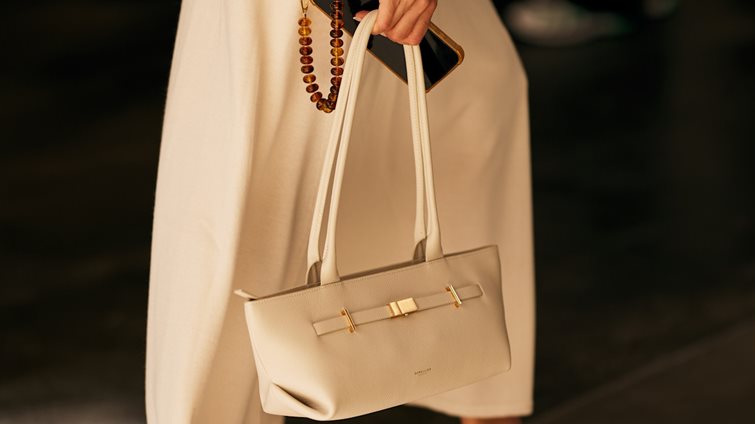 Τσάντες με μακρύ χερούλι: Η νέα τάση που κυριαρχεί στο runway