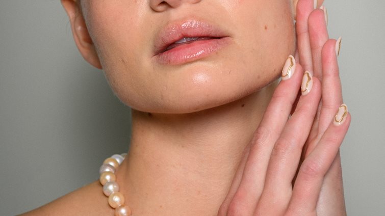 "C French" Nails: H νέα τάση στο γαλλικό μανικιούρ που υιοθετούν όλα τα "it" girls τώρα